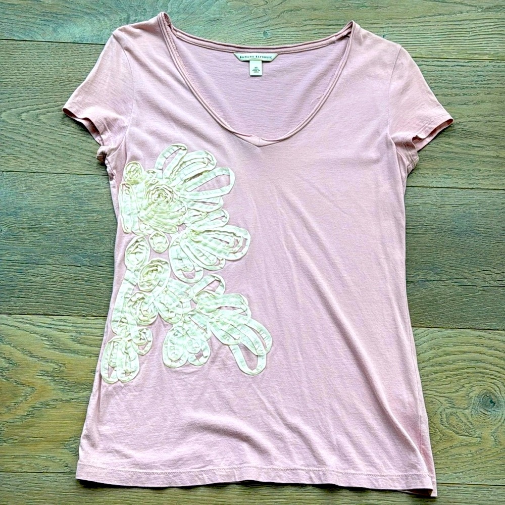 Banana Republic Pink Low V-Neck Embroidered Floral Cream Ribbon 💯 Cotton TShirt